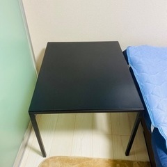 黒のテーブル