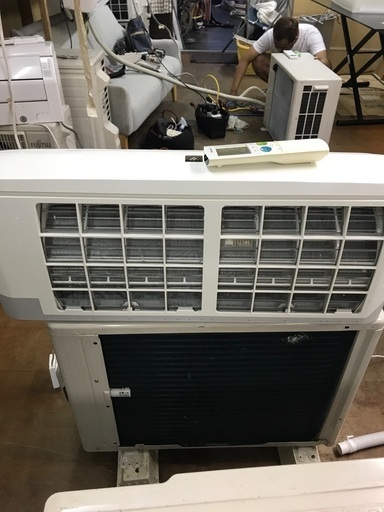 2015 Sharp 10-12畳。 無料のエアコンの設置!