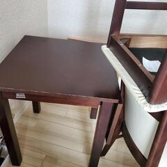 ダイニングテーブルと椅子のセット