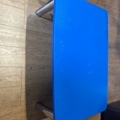 青いテーブル