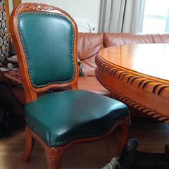 丸テーブルと椅子