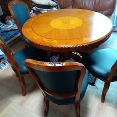 丸テーブルと椅子