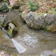 池を清掃いたします。 − 埼玉県