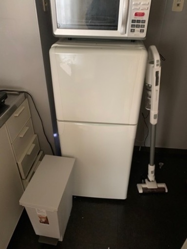 冷蔵庫500円 ゴミ箱300円 掃除機300円 電子レンジ500円