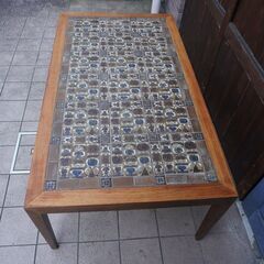 HASLEV(ハスレヴ)社より北欧デンマーク王室御用達のロイヤル・コペンハーゲン社のBACA(バッカ)シリーズのタイルを使用したローズウッド コーヒーテーブルです。稀少なヴィンテージローテーブル♪CF423