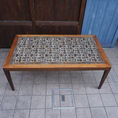 HASLEV(ハスレヴ)社より北欧デンマーク王室御用達のロイヤル・コペンハーゲン社のBACA(バッカ)シリーズのタイルを使用したローズウッド コーヒーテーブルです。稀少なヴィンテージローテーブル♪CF423