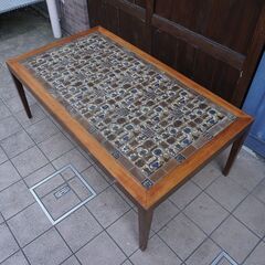 HASLEV(ハスレヴ)社より北欧デンマーク王室御用達のロイヤル・コペンハーゲン社のBACA(バッカ)シリーズのタイルを使用したローズウッド コーヒーテーブルです。稀少なヴィンテージローテーブル♪CF423