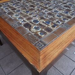 HASLEV(ハスレヴ)社より北欧デンマーク王室御用達のロイヤル・コペンハーゲン社のBACA(バッカ)シリーズのタイルを使用したローズウッド コーヒーテーブルです。稀少なヴィンテージローテーブル♪CF423