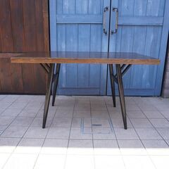 稀少なLaukaan puu(ラウカンプー)社のIlmari Tapiovaara（イルマリ・タピオヴァーラ）デザイン、ピルッカテーブルです。名作北欧家具のダイニングテーブルをインテリアに。CF426