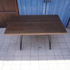 稀少なLaukaan puu(ラウカンプー)社のIlmari Tapiovaara（イルマリ・タピオヴァーラ）デザイン、ピルッカテーブルです。名作北欧家具のダイニングテーブルをインテリアに。CF426