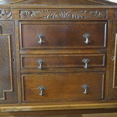 英国アンティーク家具、北欧ヴィンテージ家具を取り扱う、LLOYD\'S ANTIQUES(ロイズ・アンティークス)のオーク材 バフェです。クラシックでエレガントなデザインが魅力のサイドボード♪CF427