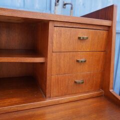 デンマーク製のチーク材を使用したライティングビューローです。北欧らしいシンプルなデザインが特徴的なおしゃれなビンテージ北欧家具です。省スペースのコンパクトなサイズで収納力もあります♪CF430