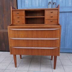デンマーク製のチーク材を使用したライティングビューローです。北欧らしいシンプルなデザインが特徴的なおしゃれなビンテージ北欧家具です。省スペースのコンパクトなサイズで収納力もあります♪CF430