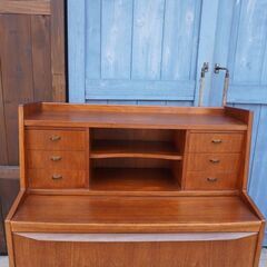 デンマーク製のチーク材を使用したライティングビューローです。北欧らしいシンプルなデザインが特徴的なおしゃれなビンテージ北欧家具です。省スペースのコンパクトなサイズで収納力もあります♪CF430