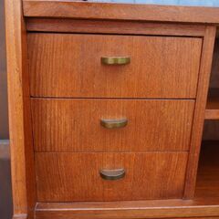 デンマーク製のチーク材を使用したライティングビューローです。北欧らしいシンプルなデザインが特徴的なおしゃれなビンテージ北欧家具です。省スペースのコンパクトなサイズで収納力もあります♪CF430