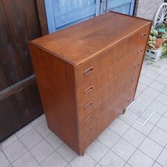 デンマークより入荷した、チーク材を使用した6段チェストです。北欧らしいシンプルなデザインが特徴的なおしゃれなビンテージ家具です。ハイタイプのチェストなので収納力もあります♪CF431