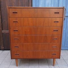 デンマークより入荷した、チーク材を使用した6段チェストです。北欧らしいシンプルなデザインが特徴的なおしゃれなビンテージ家具です。ハイタイプのチェストなので収納力もあります♪CF431