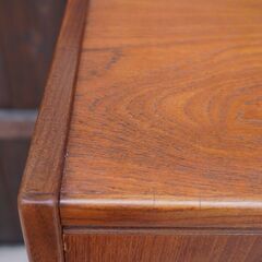 デンマークより入荷した、チーク材を使用した6段チェストです。北欧らしいシンプルなデザインが特徴的なおしゃれなビンテージ家具です。ハイタイプのチェストなので収納力もあります♪CF431