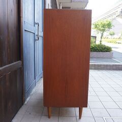 デンマークより入荷した、チーク材を使用した6段チェストです。北欧らしいシンプルなデザインが特徴的なおしゃれなビンテージ家具です。ハイタイプのチェストなので収納力もあります♪CF431