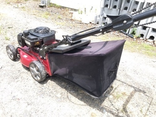 自走式エンジン芝刈り機
