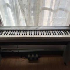 電子ピアノ　(修理必要)