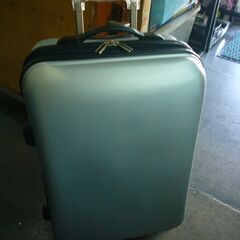 キャリーバッグ　スーツケース　ハードタイプ　シルバー