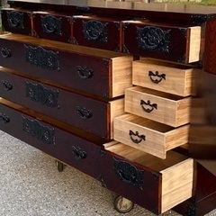 ① 逸品 伝統工芸品 欅材 拭き漆塗 南部鉄金具 民芸 岩谷堂箪笥 藤里木工所 太田光弘作 鍵付き ローチェストサイドボードチェスト煎茶道具和家具