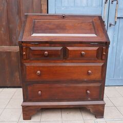 松本民芸家具のミズメザクラ無垢材を使用した#33A型 ライティングビューローです。クラシックなデザインのライティングデスクは収納力もあり書斎はもちろんリビングにも♪CG128