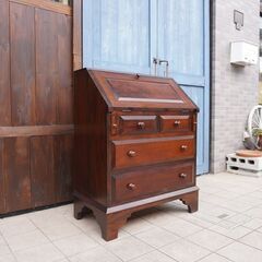 松本民芸家具のミズメザクラ無垢材を使用した#33A型 ライティングビューローです。クラシックなデザインのライティングデスクは収納力もあり書斎はもちろんリビングにも♪CG128