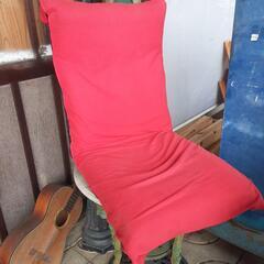 赤いカバーの座椅子