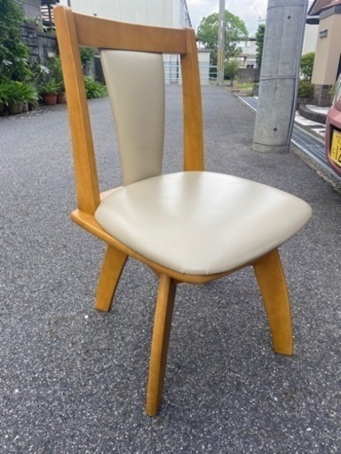 飲食店の畳の上に置いてた机と椅子