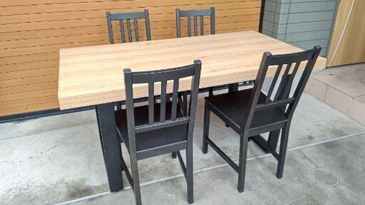 ダイニングテーブルと椅子４脚セット