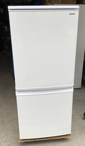 【RKGRE-939】特価！シャープ/137L 2ドア冷凍冷蔵庫/SJ-C14D-W/中古品/2018年製/当社より近隣無料配達！