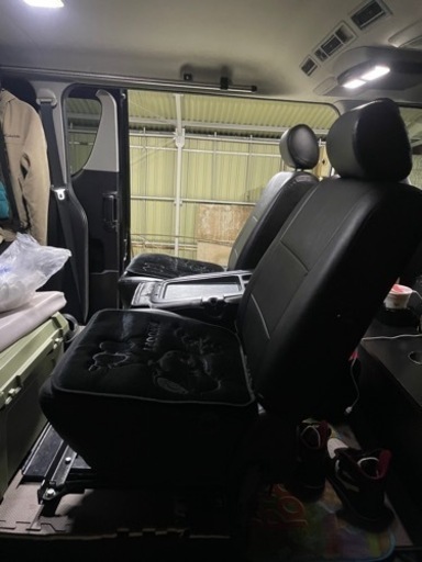 200系ハイエース　フロントシート180度回転 Tilt Swivel Seat 日本初！200系ハイエース専用回転シート 「TiltSwivelSeat