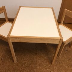 IKEAの子供椅子とテーブルセット