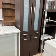 ダークブラウンの食器棚入りました。