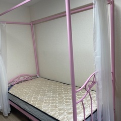 【ネット決済】お姫様ベッド　ピンク　スチール製　天蓋カーテン　今...