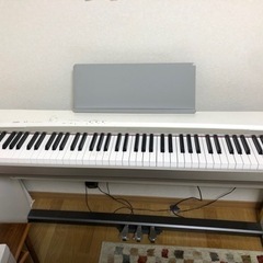 電子ピアノ　CASIO130WE ペダル付き