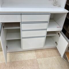 ニトリ　キッチンボード　鏡面仕上げの綺麗なお品　スライド式扉食器棚