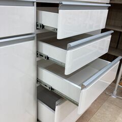 ニトリ　キッチンボード　鏡面仕上げの綺麗なお品　スライド式扉食器棚