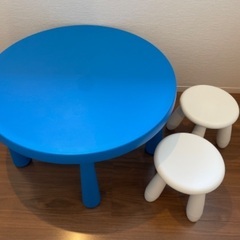 IKEA MAMMUTシリーズ  子供用テーブル 、スツール2脚