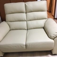 2人掛けソファー　レザー仕様でゆったり　ほぼ新品