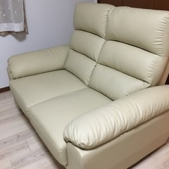 2人掛けソファー　レザー仕様でゆったり　ほぼ新品