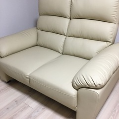2人掛けソファー　レザー仕様でゆったり　ほぼ新品