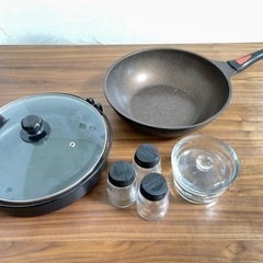すき焼き鍋、中華鍋、浅漬けができるガラス容器、ガラス調味料入れ