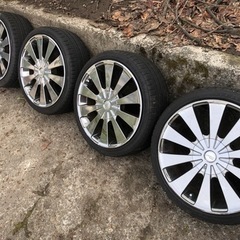 決まりました❗️17インチ 100 .114.3マルチ　コンパクトカーに最適　ホイールナットもセットします
