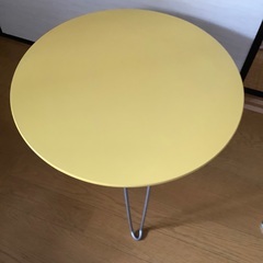 黄色くて丸い折り畳みローテーブル