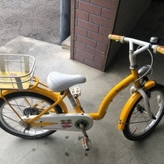 Vespaの黄色い自転車
