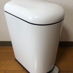 【引取り決定】フットペダル式ゴミ箱　ホワイト　金属製