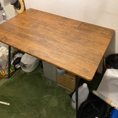 木目調のテーブル